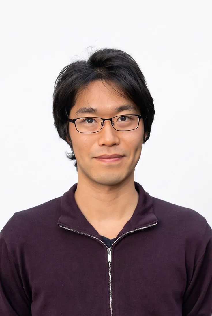 紫のジップアップのニットを着た吉田康平