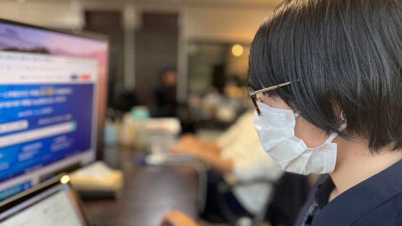 パソコンで仕事している濱崎七海の横顔