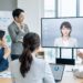AIアバター接客を検討する企業担当者とデジタルヒューマンの画面